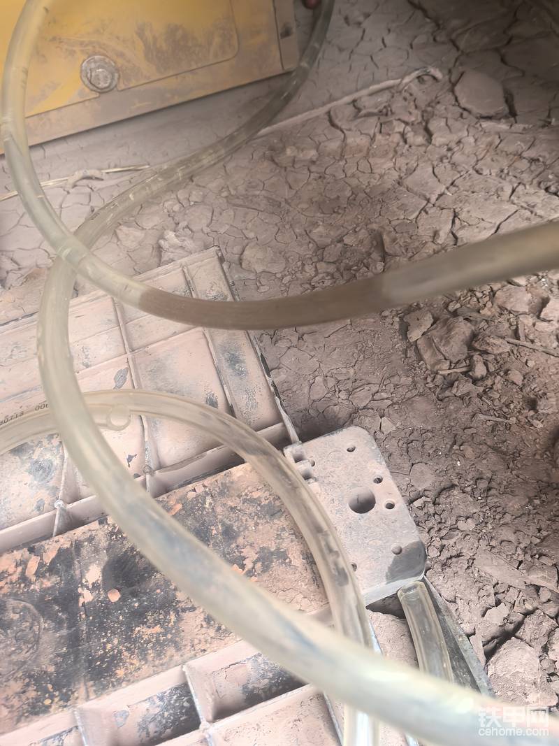 这个就是油箱里面的水，直接进滤芯里面进行沉淀，油箱里面随时都不可能有水沉淀