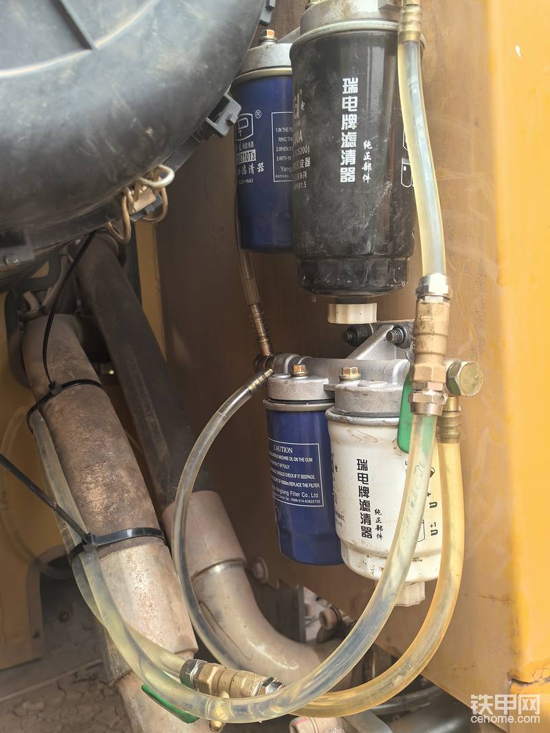 前面两个滤芯过来的柴油，用加长接头合并在一起进入派克滤芯进行更精细化的过滤，也带沉淀水份的功能