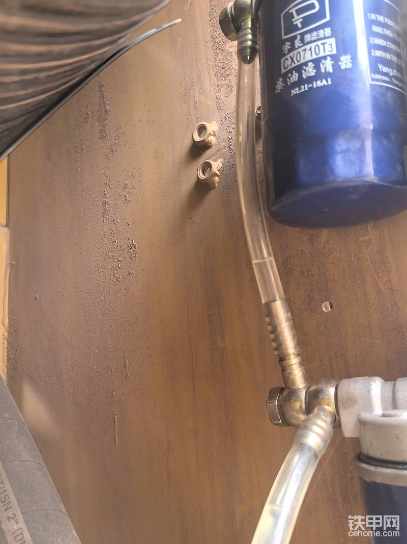 两个滤芯出油口并连在一起，出油阻力更小