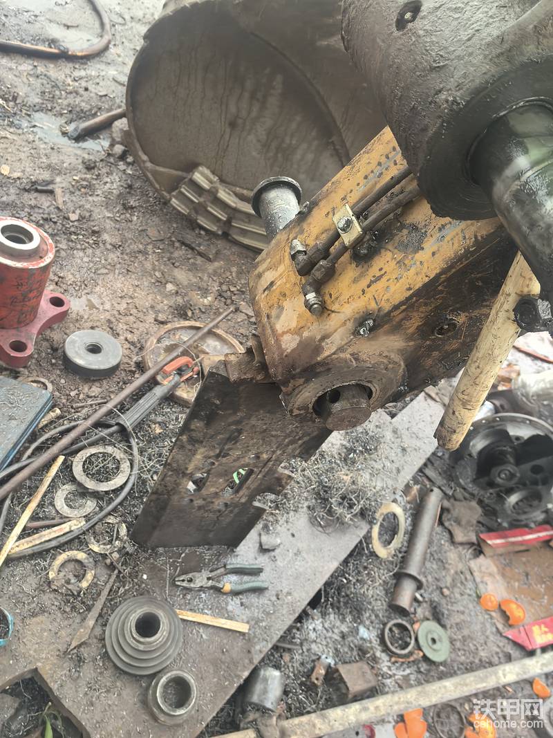 借销子都要使劲砸进去，压进去的套子已经变形了，可以说明已经非常紧，