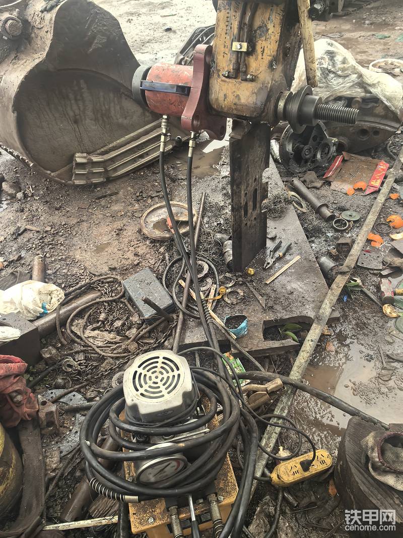 整套液压压套压链机，5000多一套，要想修好挖机，工具必须是少不了的