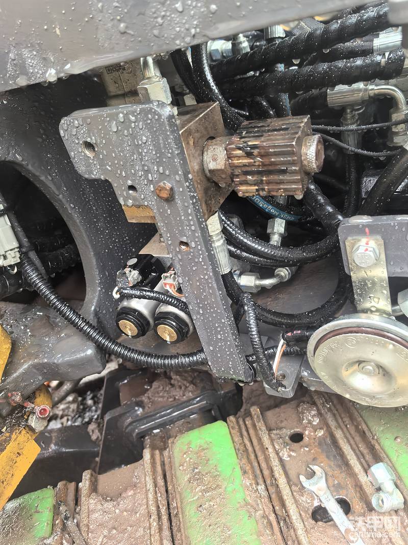 后来试了一下，控制线一接确就有动作，还没有火花，证明液压和控制电路都是按着我的想法做的