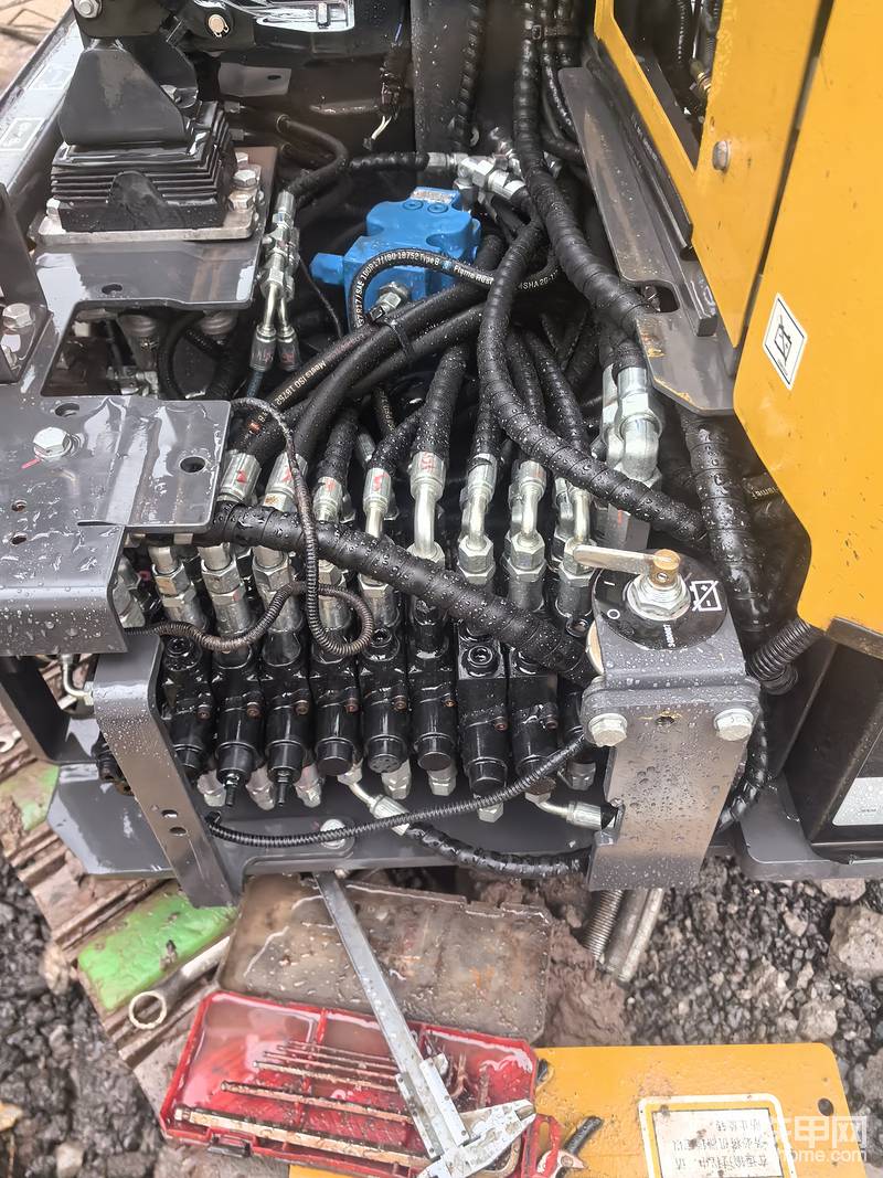 后来试了一下，控制线一接确就有动作，还没有火花，证明液压和控制电路都是按着我的想法做的