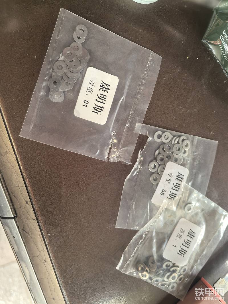 根据尺寸上的对比，和康明斯的是一样的尺寸，既然是调整垫片，肯定厚度不能买太厚的，0.1毫米，0.5毫米，1毫米的都得买上，一包5块钱50片，三包15块钱，就是快递停了，发的顺丰航空，运费比配件贵多了，在贵还得买，垫片垫到弹簧上的，10兆帕用0.5毫米的一片就够了，如果高于20兆帕，又得拆掉，取掉0.5毫米的，用3到4张0.1毫米的慢慢试，试到19到21兆帕就可以，