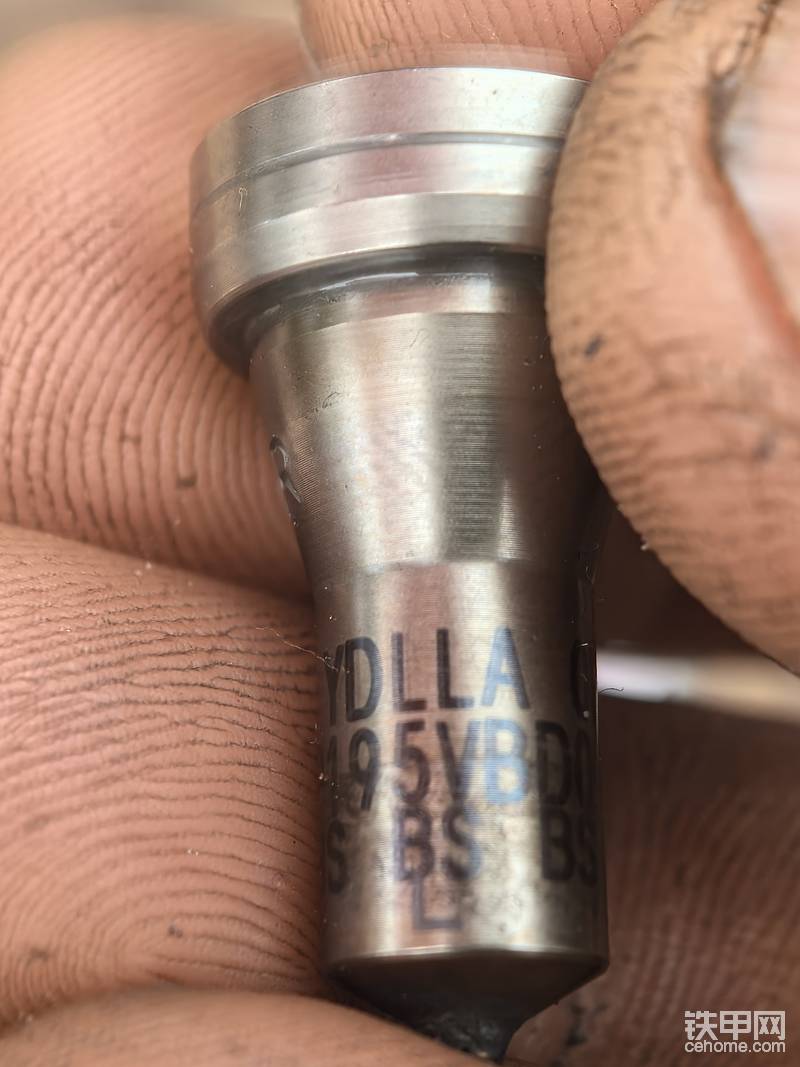 这个就是喷油嘴，按到喷油器上的，只要保养好了，原装喷油嘴是非常耐用的，拆下记录型号，找故障点，压力上不去就是压力弹簧变软造成的，这种喷油器是用喷油器专用调整垫片，靠加减垫片来调喷油压力