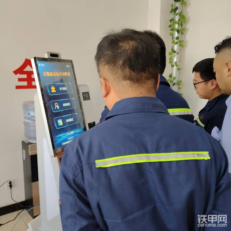 交付现场，技术人员对自救器智能考培设备安装调试、终端操作流程、数据管理平台使用等进行详细讲解与实操指导，确保矿山工作人员快速上手、熟练操作。马城铁矿相关负责人表示，传统模式下，全员自救器培训考核需耗费大量人力物力，且难以保证培训质量；自引入 GTZ-2 型自救器智能考培管理系统后，培训效率显著提升，自救器30 秒盲戴考核标准统一规范，数据全程可追溯，不仅降低了管理成本，更切实提升了全员应急自救能力，为矿山安全生产提供坚实保障。