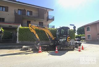 狭窄空间施工挖掘机怎么选？场景适配与选型技巧指南