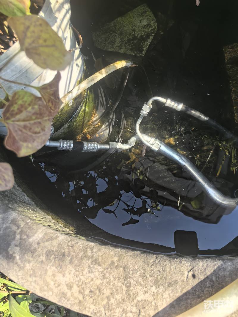 最后拆掉全部接头，管路里面全部进行水冲洗，把里面的灰尘，铝削全部冲出来