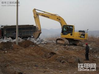 路遇PC200抢救被石头埋的农用自卸车