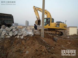 路遇PC200抢救被石头埋的农用自卸车