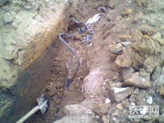 今天干活挖到通信电缆了！