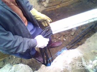 今天干活挖到通信电缆了！