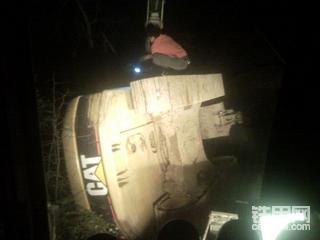 卡特312翻了，柱少施援手