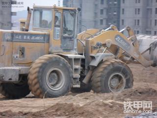 路遇的山东蒙凌装载机