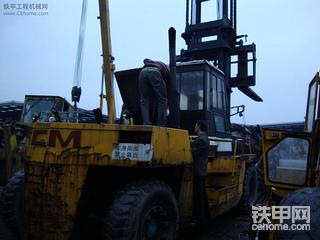 賣一臺大噸位進口叉車