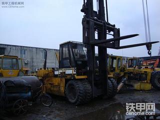 賣一臺大噸位進口叉車