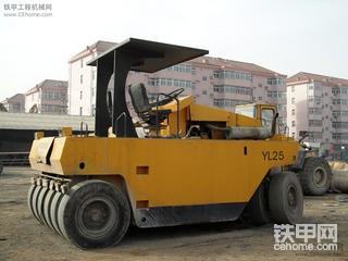 双方向盘的胶轮压路机