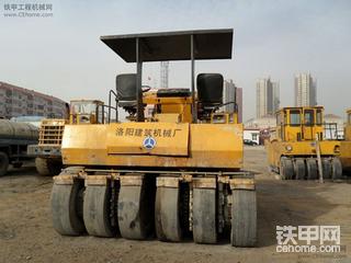 双方向盘的胶轮压路机