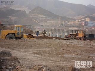 下班途中的工地