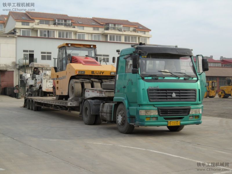 繼續(xù)出征的壓路機(jī)