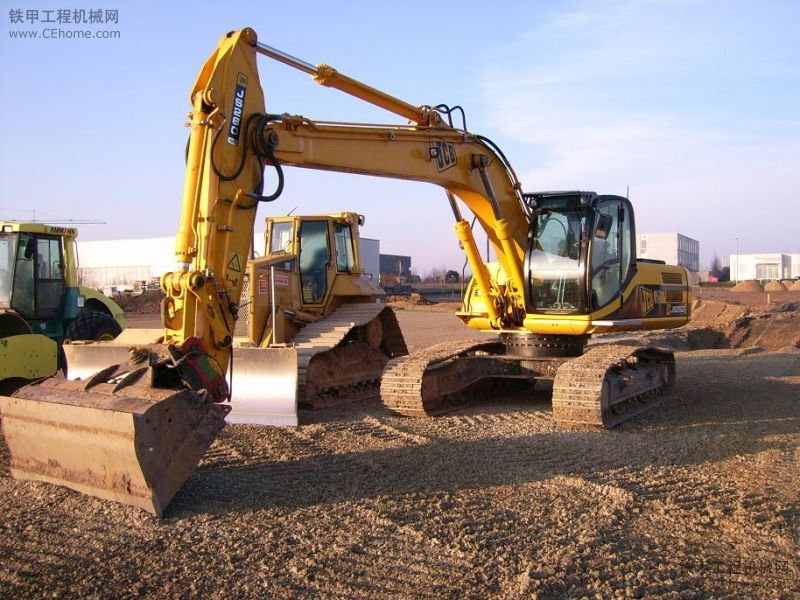 JCB Js260