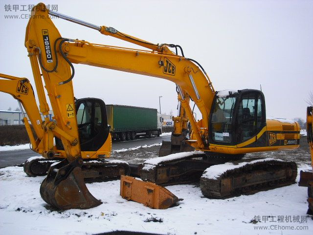 JCB Js260