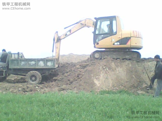 下雨啦：我的卡特307C還在裝車