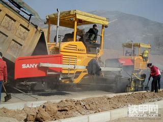 三一沥青摊铺机工地施工现场