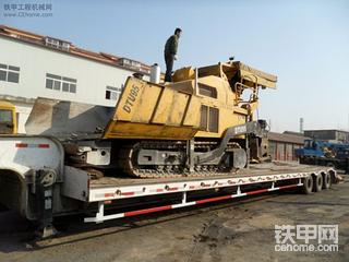 两台三一多功能摊铺机出征了。