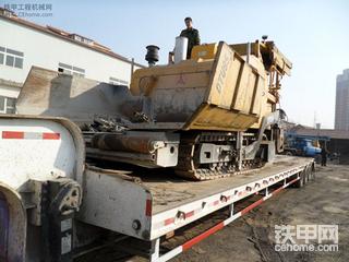 两台三一多功能摊铺机出征了。