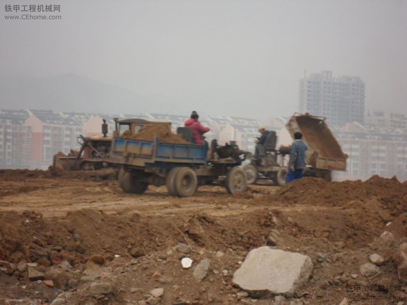 熱火朝天的路旁工地