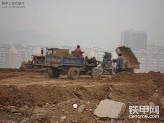 热火朝天的路旁工地