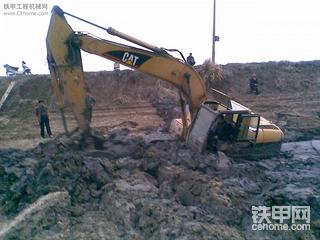 VOLVO EC55奋不顾身救CAT320C