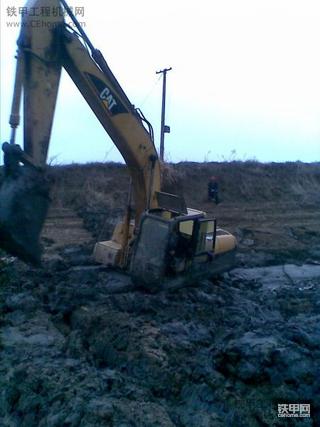 VOLVO EC55奋不顾身救CAT320C