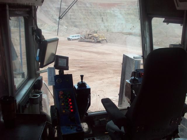 大型矿山挖掘机零部件图片
