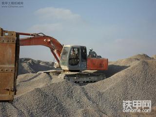 酒厂工地的日立挖掘机