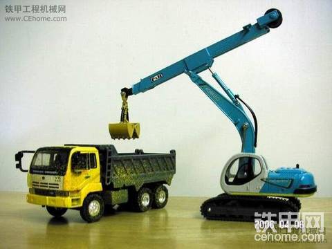神綱伸縮小臂挖掘机模型同日产UD自卸卡车。