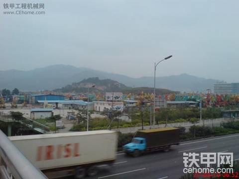 我上次去深圳二手挖机市场时拍的图片