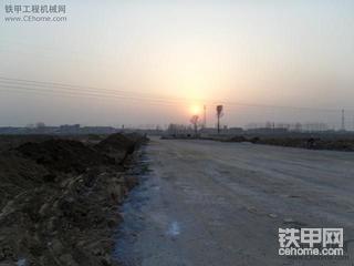 夕阳下的酒厂工地