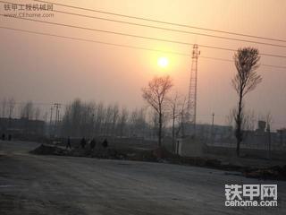 夕阳下的酒厂工地