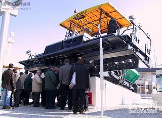 福格勒履带式摊铺机