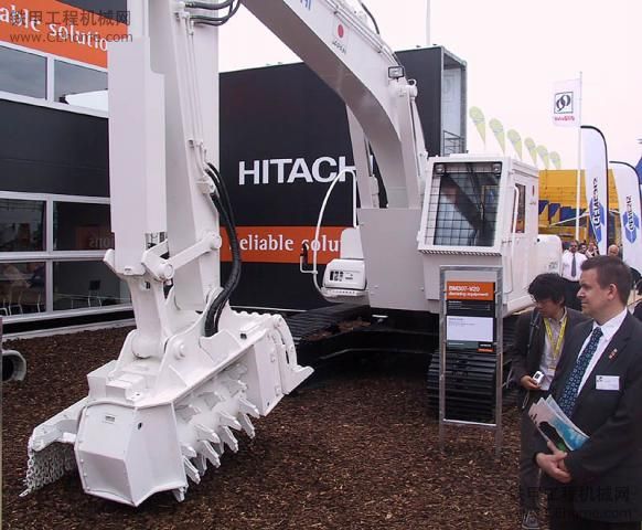 日立Hitachi Zaxis 200挖掘機(jī)配帶的新式武器 掃雷器