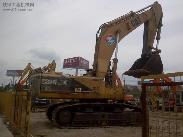 深圳二手挖机市场的卡特375挖掘机
