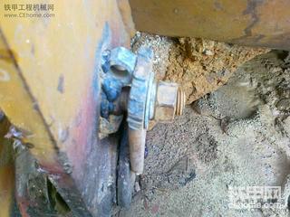 轉斗下銷螺栓斷絲之后