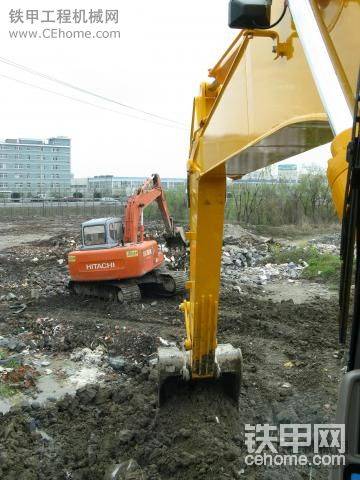 高速公路邊的日立機