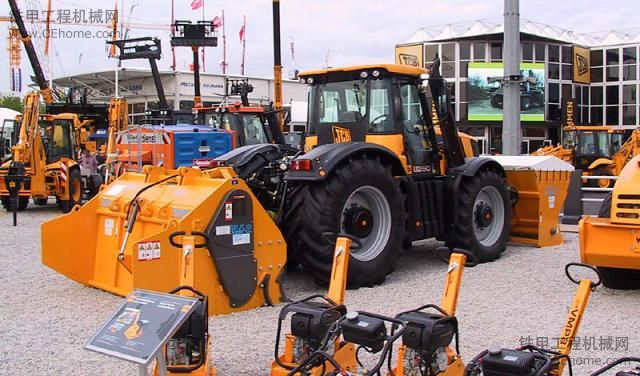 JCB FASTRAC 8250 拖拉機配套的路面設(shè)備