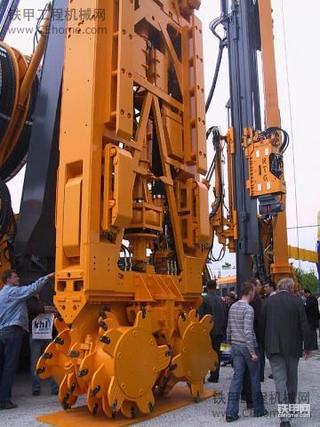 德国宝峨BAUER公司生产的CBC32液压铣槽机