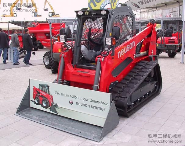 紅色的 Wacker Neuson 1101c 橡膠履帶 滑移