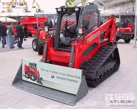 红色的 Wacker Neuson 1101c 橡胶履带 滑移