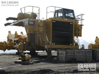 未完全安装完的卡特 789C 矿卡